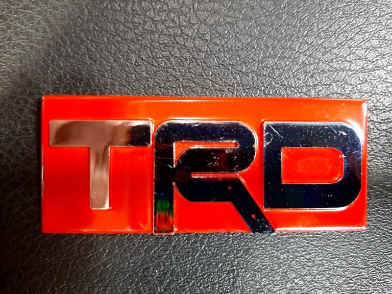 EMBLEMA TRD CUADRADO ROJO