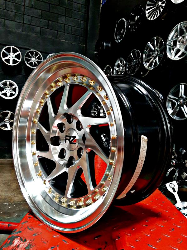 ARO 15X8 (L1914) 4/100/114.3 HYPER BLACK AND MACHINE FACE WITH GOLD RIVETS AND MACHINE LIP (SET 4 AROS)