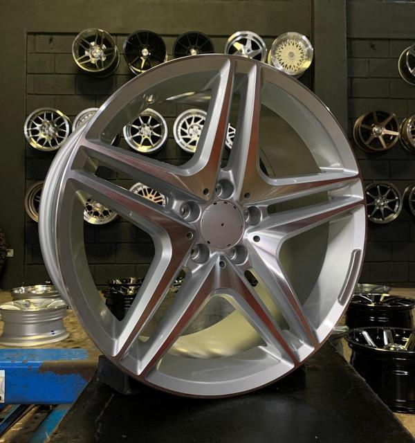 ARO 18X9.5 (L329) 5/112 Machined Face and Lip-Silver (SET 4 AROS)