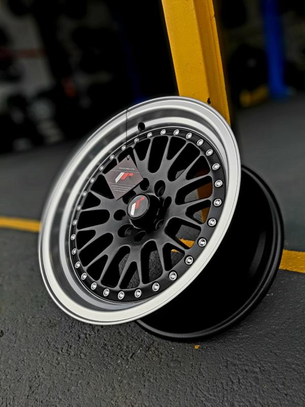 ARO 15X8 (L215) 4/100/114. Hyper black and machine face and lip with gold rivets UNIDAD