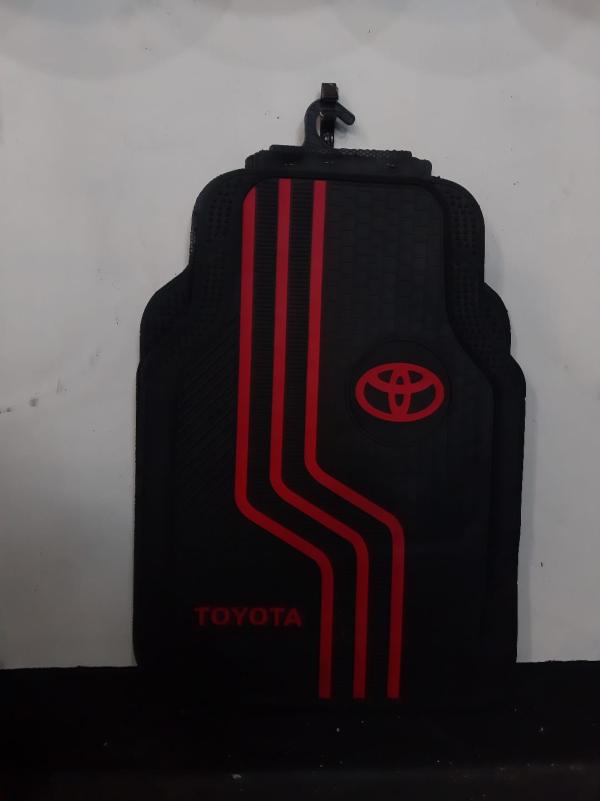 ALFOMBRA DE TOYOTA ROJA 3 LINEA